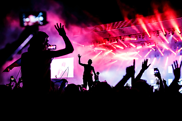 포토 JPG 해외이미지 실루엣 음악 분홍색 들기 여러명 뒷모습 빨간색 빛 스마트폰 손들기 점프 축제 콘서트 군중 스포트라이트 그라데이션 영상촬영 해외일러스트 뷰포인트 컬러 다수 모션 문화예술 촬영기법 사람 핸드폰 스마트기기 촬영 공연 파일형식 이미지허브