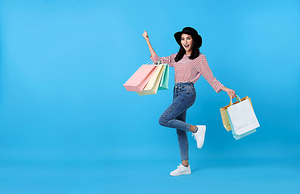 포토 JPG 해외이미지 라이프스타일 여자 행복 무기 가방 한명 사람 동양인 파란색 쇼핑 컬러풀 유행 세일 공백 표현 화려 고객 흥분 적재 고립 카피스페이스 해외포토 1 잡화 감정 컬러 컨셉 인종 생활 파일형식 이미지허브