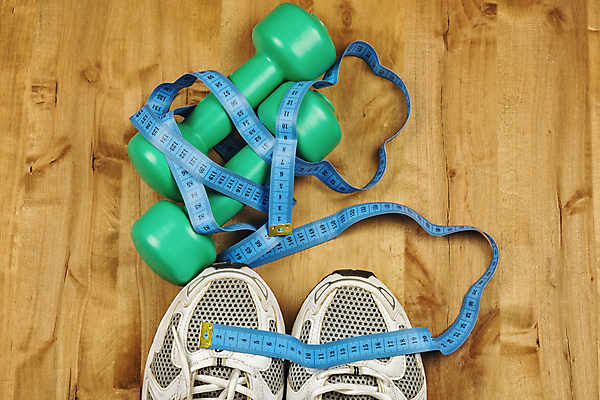 포토 JPG 해외이미지 운동화 다이어트 줄자 건강 사람없음 건강관리 아령 나무배경 해외포토 백그라운드 신발 자 관리 파일형식 이미지허브