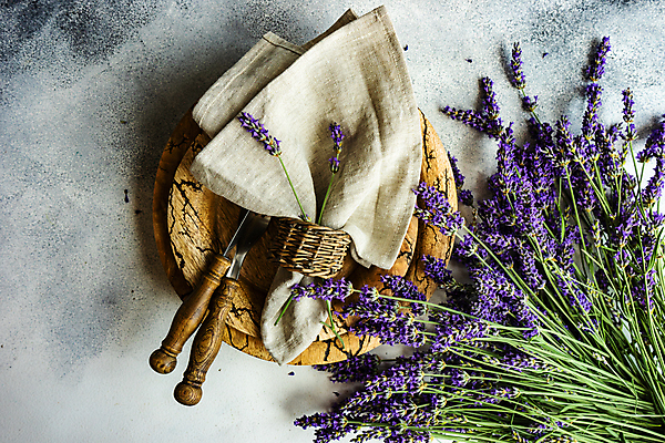 포토 JPG 해외이미지 식기 포크 회색배경 사람없음 나이프 냅킨 라벤더 나무그릇 해외포토 그릇 꽃 백그라운드 목재 회색 칼 허브 파일형식 이미지허브