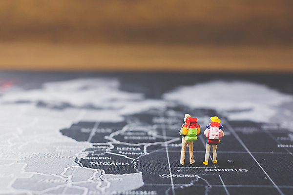 포토 JPG 해외이미지 라이프스타일 여행 백그라운드 컨셉 지도 배낭 휴가 서기 사람 사람없음 세계 글로벌 장난감 숫자 여행객 걷기 미니어처 피규어 계획 승객 네비게이션 백패커 지리 해외포토 문자 가방 모션 생활 모형 파일형식 이미지허브