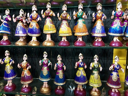 포토 JPG 해외이미지 전통 디자인 드레스 아시아 종교 문화 인형 조각 창문 유리 미술 사람 사람없음 목재 장식 컬러풀 장난감 조각상 세일 상점 춤 가운 사찰 역사 시장 배열 연습 기념품 꼭두각시 신앙심 힌두교 해외포토 나무 옷 나라 컬러 재료 종교건축 재질 문화예술 조형물 오브젝트 파일형식 이미지허브