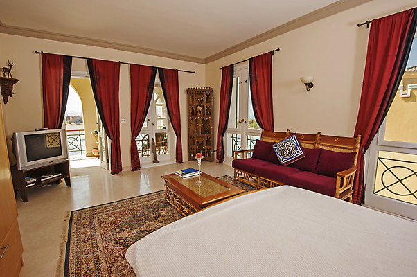 포토 JPG 해외이미지 벽 가구 창문 탁자 아파트 주택 실내 사람없음 내부 목재 빛 인테리어 소파 텔레비전 카펫 침실 방 발코니 침대 램프 커튼 고급 빌라 해외포토 나무 디자인 생활용품 컨셉 의자 재료 조명 건물 전자제품 파일형식 이미지허브