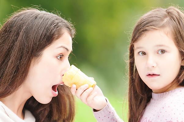 포토 JPG 해외이미지 백인 라이프스타일 손 공원 여자 딸 감정 얼굴 어린이 음식 백그라운드 2 가족 자연 놀이 엄마 아이스크림 갈색머리 사람 야외 세명 초록색 여름 얼음 놀람 흰색 표현 잡기 입 유머 크림 코 충격 해외포토 자연요소 서양인 헤어스타일 계절 공공시설 컬러 관계 모션 디저트 표정 생활 신체부위 생태계 파일형식 이미지허브