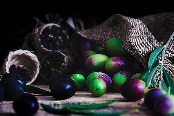 포토 JPG 해외이미지 접시 음식 재료 탁자 건강 종류 요리 사람없음 목재 초록색 세트 주방 식당 보라색 검은색 식사 저녁식사 어둠 침묵 수확 시골 신선 선택 먹기 책상 유기농 올리브 호두 자루 타입 식품점 정물화 비건 해외포토 나무 식기 웰빙 열매 컬러 가구 컨셉 농업 모션 상점 소리 견과류 그림 채식주의자 파일형식 이미지허브