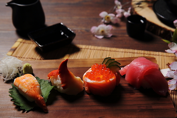 포토 JPG 해외이미지 전통 접시 음식 백그라운드 젓가락 밥 새우 건강 어류 요리 동양인 사람없음 빨간색 세트 우주 식당 일본 검은색 식사 저녁식사 어둠 초밥 회 신선 해조류 정상 두루마리 고추냉이 참치 장어 해산물 메뉴 날것 롤 연어 생강 아보카도 고립 대두 캐비아 해외포토 식기 아시아 컬러 채소 과일 식재료 수저 갑각류 인종 상점 수중동물 양념 해양식물 일본음식 파일형식 이미지허브