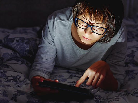 포토 JPG 해외이미지 안경 얼굴 주택 한명 알약 스크린 어둠 방 터치 침대 잡기 야간 담요 두루마리 전자 온라인 거짓말 취침시간 해외포토 자연요소 1 잡화 가구 모션 사람 건물 신체부위 약 파일형식 이미지허브