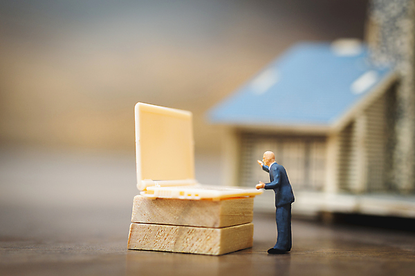 포토 JPG 해외이미지 백그라운드 컨셉 인터넷 비즈니스 통신 성공 노동자 주택 사람 사람없음 노트북 컴퓨터 사무실 장난감 미니어처 업무 작업 바이러스 작음 오브젝트 해외포토 직업 건물 전자제품 모형 크기 파일형식 이미지허브