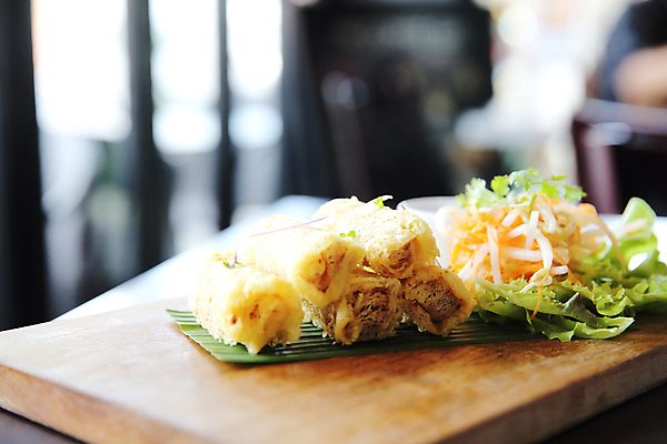 포토 JPG 해외이미지 실내 사람없음 아웃포커스 쌓기 샐러드 튀김 롤 나무도마 말이 해외포토 음식 모션 도마 촬영기법 내부 목재 파일형식 이미지허브