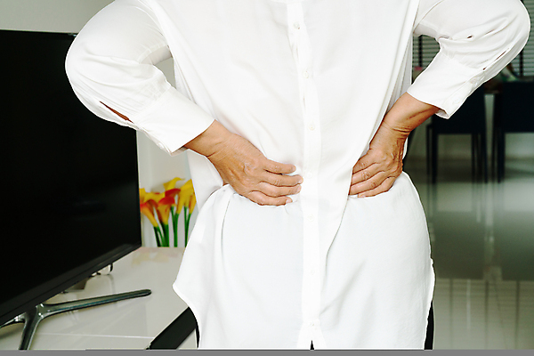 포토 JPG 해외이미지 라이프스타일 여자 남자 할머니 컨셉 거실 주택 실내 건강 사람 앉기 성인 사람없음 내부 소파 고통 터치 신장 질병 상처 은퇴 척추 문제 긴장 나쁜 옛날 요통 해로움 해외포토 노년 감정 의자 의학 모션 뼈 건물 생활 비뇨기관 허리통증 파일형식 이미지허브