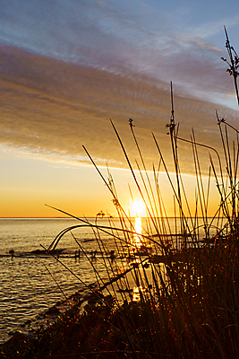 포토 JPG 해외이미지 구름 행복 실루엣 바다 섬 오렌지 벽지 아침 휴식 파노라마 풍경 사람없음 가로 물 빛 컬러풀 햇빛 태양 반사 평화 일출 항구 침묵 황혼 일몰 새벽 시간 저녁 방파제 장면 수평선 카피스페이스 해외포토 주간 자연요소 공공시설 감정 컬러 컨셉 과일 교통시설 촬영기법 노을 소리 공백 야간 파일형식 이미지허브