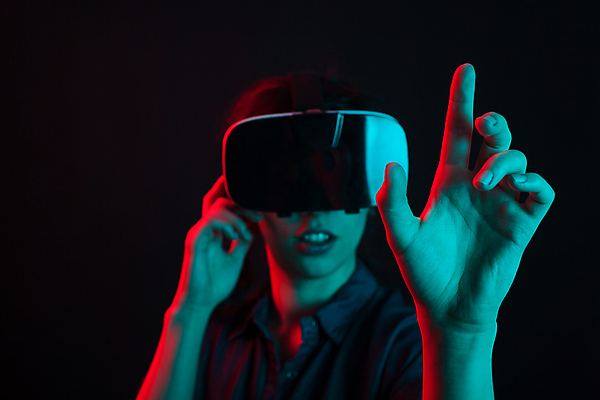 포토 JPG 해외이미지 여자 한명 손짓 상반신 성인 앞모습 손들기 스마트 하이테크 손뻗기 착용 웨어러블 가상현실 성인여자한명만 오큘러스 VR기기 해외포토 1 뷰포인트 컨셉 모션 기술 사람 기계 여자한명만 성인여자만 파일형식 이미지허브