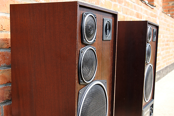 포토 JPG 해외이미지 백그라운드 주택 돌담 사람없음 장식 상자 갈색 금속 소리 수확 골동품 레코드 클래식 향수 복고 전자 시스템 실타래 시끄러움 얼레 턴테이블 러시아인 리가 뮤지컬 베이스 소비에트 소셜네트워크 옛날 플레이어 합판 힘찬 해외포토 서양인 컬러 컨셉 농업 재질 현악기 건물 담장 화장품 돌_바위 음반 파일형식 이미지허브