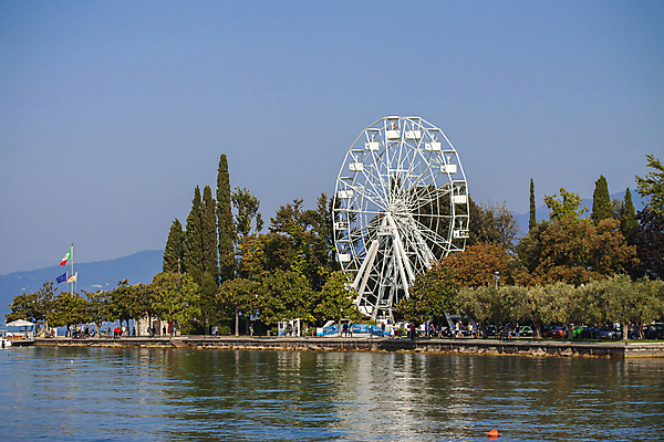 포토 JPG 해외이미지 주간 나무 호수 유럽풍경 하늘 사람없음 야외 여름 이탈리아 대관람차 해외포토 자연요소 식물 계절 유럽 풍경 놀이기구 파일형식 이미지허브
