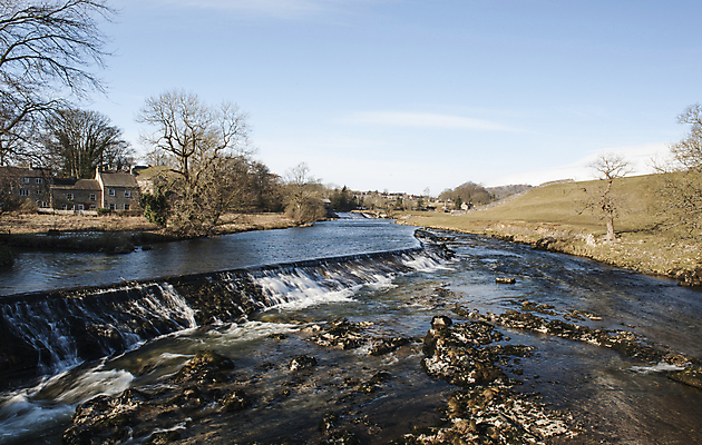포토 JPG 해외이미지 나무 영어 자연 하늘 영국 잉글랜드 주택 파노라마 풍경 사람없음 야외 건물 물 파란색 강 농가 폭포 시골 개울 장면 해외포토 자연요소 식물 문자 건축물 유럽 컬러 촬영기법 농장 생태계 파일형식 이미지허브