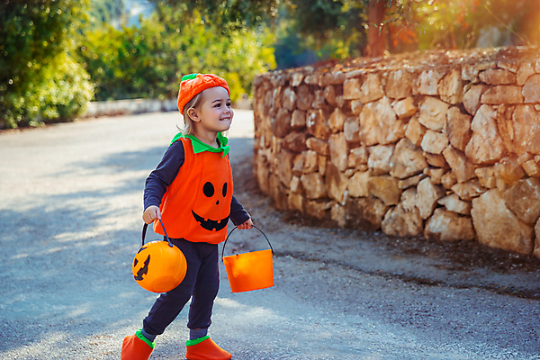 포토 JPG 해외이미지 백인 캐릭터 전통 옷 계절 행복 어린이 단풍 장난 놀이 호박 휴가 거리 기념 한명 미소 사람 소년 장식 파티 걷기 축제 할로윈 가을 게임 축하 아기 즐거움 박 10월 뒤뜰 해외포토 서양인 1 남자 감정 컨셉 잎 채소 모션 표정 이벤트 날짜 파일형식 이미지허브
