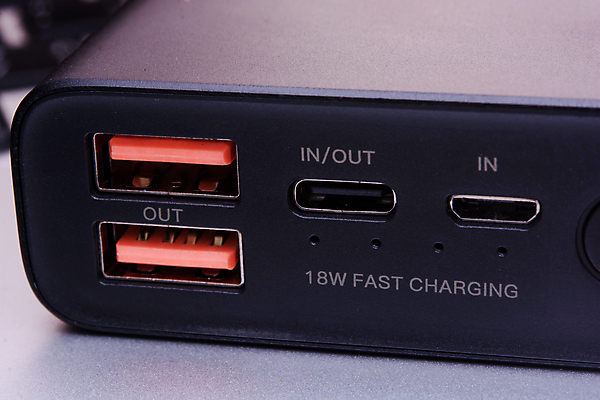 포토 JPG 해외이미지 아이콘 남자 선 이동 장신구 통신 모바일 새로움 버스 사람없음 노트북 스마트폰 컴퓨터 디지털 검은색 자료 힘 공연 장비 흰색 플랫 플러그 확대 연결 접속 USB 속도 포트 C 타입 고립 입력 하드웨어 해외포토 알파벳 육상교통 컬러 컨셉 대중교통 사람 이벤트 전자제품 핸드폰 스마트기기 파일형식 이미지허브