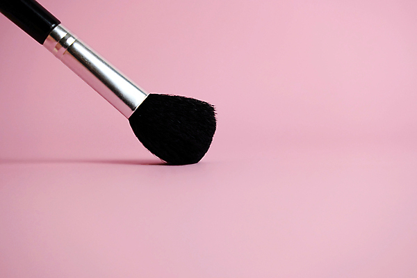 포토 JPG 해외이미지 실내 사람없음 화장품 메이크업브러쉬 분홍색배경 해외포토 분홍색 백그라운드 내부 뷰티 붓 파일형식 이미지허브