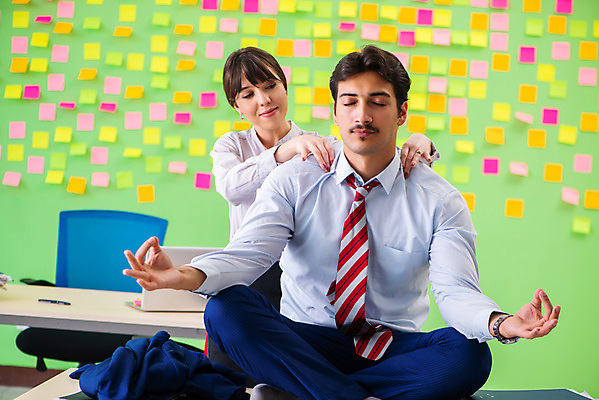 포토 JPG 해외이미지 전신 여자 남자 컨셉 비즈니스 요가 휴식 직장 피곤 앉기 상반신 성인 두명 사무실 눈감음 쪽지 요가자세 마사지 작업 비즈니스맨 비즈니스우먼 가득함 동료 명상 포스트잇 바쁨 딴짓 어깨주무르기 성인만 해외포토 웰빙 포즈 회사 관계 모션 사람 메모지 직장인 주무르기 파일형식 이미지허브