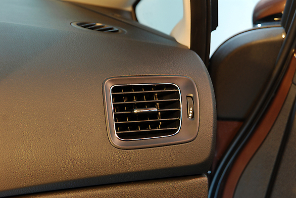 포토 JPG 해외이미지 디자인 교통시설 자동차 실내 따뜻함 사람없음 내부 장식 달리기 운전 추위 뜨거움 원형 부채 시원함 난방기 온도 계기판 냉각기 린스 자동 제어 안락 해외포토 도형 육상교통 교통 컨셉 모션 시설 난방용품 파일형식 이미지허브