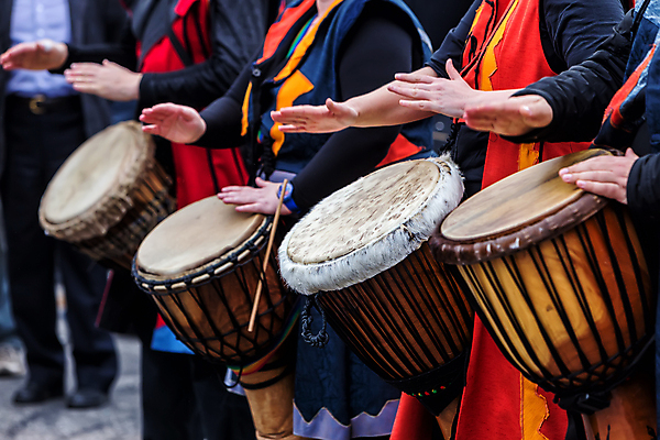 포토 JPG 해외이미지 전통 옷 도로 음악 포즈 노래 휴가 타악기 거리 기념 사람 이벤트 여러명 사람없음 축제 공연 기쁨 음악가 비행 축하 춤 도시 악단 그룹 중세 복고 드럼 일반 독립 드러머 삼바 전국 행진 해외포토 직업 감정 길 악기 다수 컨셉 교통시설 모션 문화예술 역사 파일형식 이미지허브