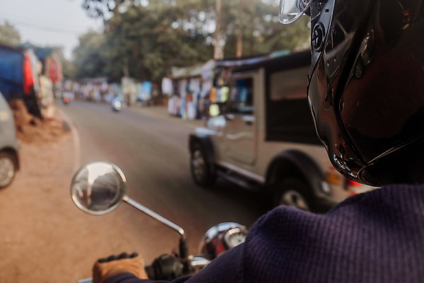 포토 JPG 해외이미지 전신 나무 전통 교통수단 여행 교통시설 거리 한명 사람 성인 야외 가로 캐주얼 컬러풀 걷기 자전거 전통의상 가난 사이클링 성인만 해외포토 식물 1 옷 컬러 교통 컨셉 모션 바이크 육상스포츠 시설 파일형식 이미지허브