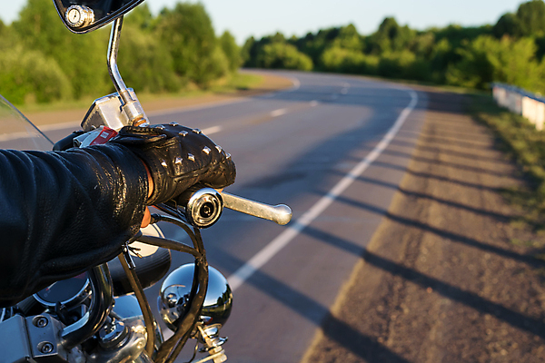 포토 JPG 해외이미지 라이프스타일 손 도로 길 스포츠 여행 장갑 이동 교통시설 모션 손잡이 사람 사람없음 자전거 검은색 거울 운전 차도 오토바이 붓 고속도로 가시 운전사 닫기 승차 오솔길 가죽 방향 피부 속도 스파이크 모터 길가 라이더 레이서 방법 제어 조작 스타일 해외포토 직업 잡화 컬러 교통 컨셉 생활 신체부위 바이크 시설 파일형식 이미지허브