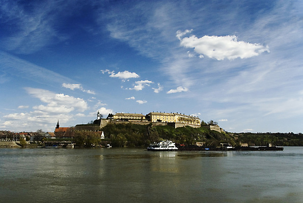 포토 JPG 해외이미지 구름 유럽 문화 벽 시계 여행 자연 하늘 출입구 풍경 사람없음 야외 물 파란색 강 여행객 탑 축제 성 역사 타운 다뉴브강 세르비아 옛날 해외포토 자연요소 건축물 나라 컬러 사람 도시 생태계 파일형식 이미지허브