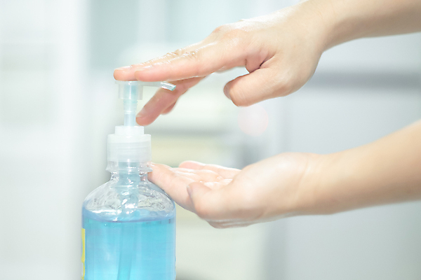 포토 JPG 해외이미지 백인 손 여자 손바닥 한명 성인 신체부위 위생관리 성인여자한명만 코로나바이러스 손소독제 신청 해외포토 서양인 1 관리 사람 바이러스 소독제 여자한명만 성인여자만 파일형식 이미지허브