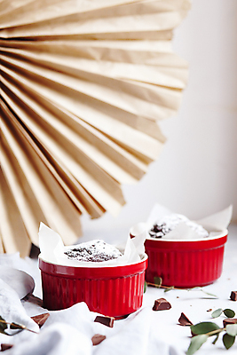 포토 JPG 해외이미지 모양 식기 접시 음식 백그라운드 컨셉 재료 디저트 건강 사탕 요리 사람없음 컵 빨간색 갈색 주방 초콜릿 빵집 장비 회색 흰색 도자기 사발 달콤 맛 작음 설탕 컵케이크 굽기 먹기 준비 흰배경 냅킨 머핀 레시피 곰팡이 방법 백자 캐서롤 페스츄리 핸드메이드 해외포토 빵 컬러 모션 케이크 상점 용기_그릇 사기그릇 크기 구이 파일형식 이미지허브