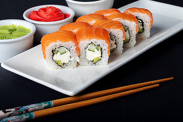 포토 JPG 해외이미지 접시 검은배경 실내 사람없음 초밥 고추냉이 종지 나무젓가락 롤스시 생강초절임 연어회 캘리포니아롤 일본음식 해외포토 그릇 식기 음식 백그라운드 젓가락 내부 검은색 생선회 양념 연어 절임 파일형식 이미지허브