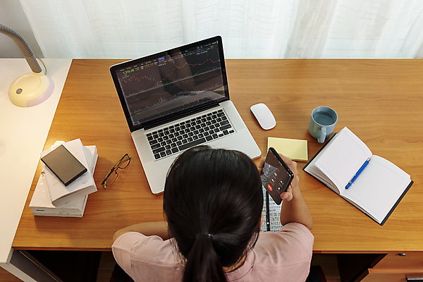 포토 JPG 해외이미지 직업 백그라운드 컨셉 돈 인터넷 비즈니스 통계 성공 그래프 관리 한명 금융 경제 노트북 컴퓨터 글로벌 사무실 디지털 스크린 자료 정보 성장 타이핑 네트워크 시장 닫기 주식 위험 분석 무역 보고서 외화 투자 인덱스 온라인 회계 개발 경영 마케팅 해외포토 1 산업 모션 사람 전자제품 재산 파일형식 이미지허브