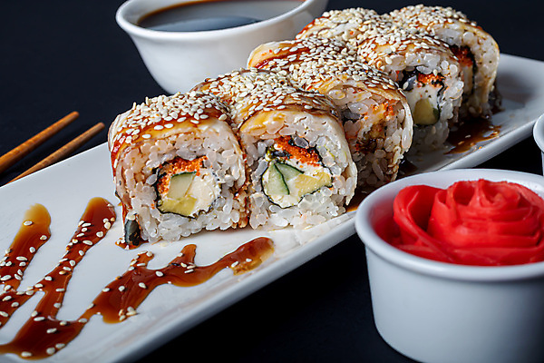 포토 JPG 해외이미지 접시 검은배경 실내 사람없음 초밥 종지 깨 나무젓가락 롤스시 생강초절임 캘리포니아롤 일본음식 해외포토 그릇 식기 음식 백그라운드 식재료 젓가락 내부 검은색 조미료 절임 파일형식 이미지허브