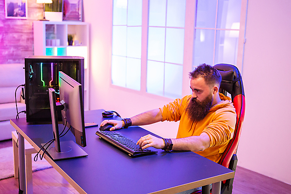 포토 JPG 해외이미지 남자 의자 실내 한명 앉기 상반신 성인 취미 옆모습 컴퓨터 게임 타이핑 키보드 집중 책상 게이머 프로게이머 성인남자한명만 해외포토 직업 1 뷰포인트 가구 컨셉 모션 놀이 사람 내부 전자제품 남자한명만 성인남자만 파일형식 이미지허브