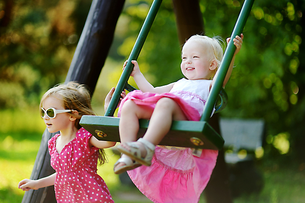 포토 JPG 해외이미지 백인 드레스 공원 여자 딸 행복 어린이 분홍색 장난 가족 놀이 웃음 사람 앉기 야외 두명 여름 정원 맑음 외침 봄 활발 놀이터 승차 작음 속도 그네 자매 걸음마 해외포토 서양인 옷 계절 공공시설 감정 컬러 컨셉 관계 모션 날씨 표정 소리 크기 파일형식 이미지허브