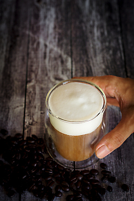 포토 JPG 해외이미지 접시 디자인 커피 음료 음식 백그라운드 유리 탁자 아침 콩 요리 미술 사람없음 목재 컵 갈색 검은색 어둠 이탈리아 거품 카페 우유 머그컵 흰색 신선 뜨거움 액체 달콤 맛 아침식사 혼합 설탕 굽기 컵받침 크림 상쾌 아로마 카푸치노 카페테리아 에스프레소 라떼 모카 카페인 해외포토 주간 나무 식기 감정 유럽 컬러 가구 컨셉 재료 재질 문화예술 유제품 곡류 상점 식사 구이 받침대 파일형식 이미지허브