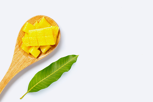 포토 JPG 해외이미지 잎 실내 사람없음 열대과일 흰배경 망고 나무숟가락 과일조각 카피스페이스 해외포토 식물 조각 백그라운드 과일 내부 숟가락 공백 흰색 파일형식 이미지허브