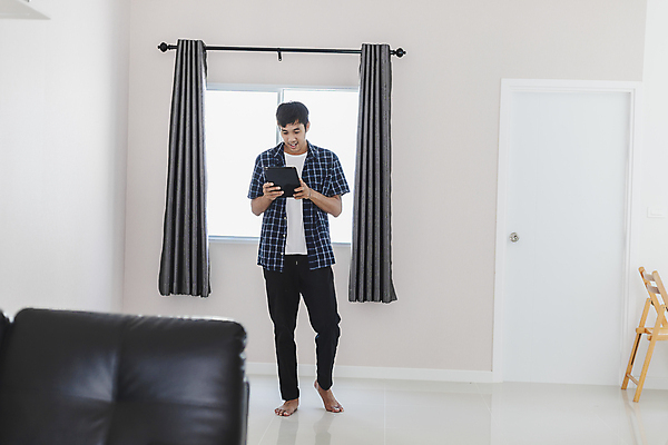 포토 JPG 해외이미지 백인 라이프스타일 응시 남자 행복 인터넷 비즈니스 통신 모바일 주택 실내 한명 사람 동양인 성인 스마트폰 쇼핑 컴퓨터 사무실 알약 상점 디지털 잡기 업무 작업 비즈니스맨 자신감 구매 가격 상업 결제 온라인 전자상거래 마케팅 터치스크린 해외포토 서양인 1 시선 감정 모션 인종 내부 건물 생활 전자제품 핸드폰 스마트기기 약 직장인 파일형식 이미지허브