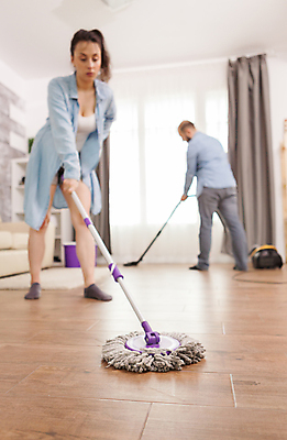 포토 JPG 해외이미지 전신 백인 여자 남자 가사 바닥 주택 함께함 실내 성인 옆모습 소파 커튼 청소 청소기 닦기 대걸레 위생관리 성인만 해외포토 서양인 뷰포인트 컨셉 의자 모션 관리 사람 내부 건물 전자제품 청소도구 파일형식 이미지허브