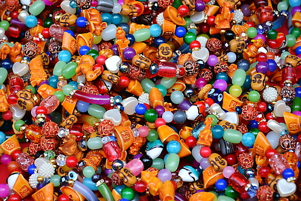 포토 JPG 해외이미지 손 디자인 돈 목걸이 부분 팔찌 사람없음 컬러풀 믿음 중국 행운 재산 보석 손목 심볼 연습 오브젝트 팔 해외포토 감정 아시아 컬러 컨셉 장신구 신체부위 금융 광석 파일형식 이미지허브