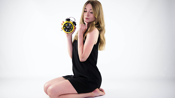 포토 JPG 해외이미지 백인 전통 라이프스타일 드레스 여자 행복 유럽 얼굴 스포츠 시계 백그라운드 컨셉 생각 비즈니스 아침 한명 미소 금발 유행 자명종 종 흰색 가리킴 잡기 시간 흥분 공포 하품 생강 타이머 빨간머리 고립 분 조언 카운트다운 타종 한계 해외포토 주간 서양인 1 헤어스타일 옷 감정 나라 컬러 채소 모션 표정 사람 손짓 생활 신체부위 알람 생리현상 파일형식 이미지허브