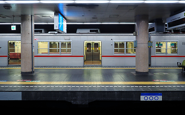 포토 JPG 해외이미지 선 여행 백그라운드 교통시설 모션 새로움 바닥 서기 사람 사람없음 건물 노란색 문 일본 기차 마음 도시 틈 기다림 전철 역 도착 속도 출발 출퇴근 승객 지하 단상 블러 옛날 오사카 해외포토 건축물 아시아 육상교통 컬러 교통 컨셉 비즈니스 대중교통 시설 파일형식 이미지허브