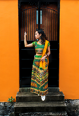 포토 JPG 해외이미지 모델 전통 라이프스타일 응시 여자 행복 문화 포즈 장난 놀이 한명 동양인 인종 성인 컬러풀 유행 축제 중국 덮개 표현 자신감 던지기 보석 인도인 다문화 다민족 싱가폴 해외포토 외국인 1 시선 감정 아시아 컬러 모션 사람 생활 뚜껑 광석 사회이슈 파일형식 이미지허브