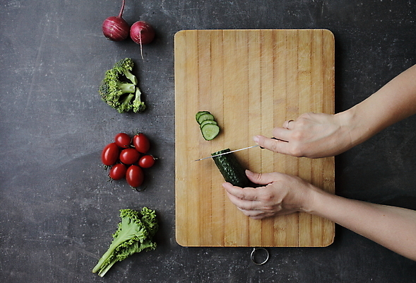 포토 JPG 해외이미지 손 식재료 방울토마토 실내 들기 신체부위 하이앵글 잡기 상추 브로콜리 자르기 슬라이스 식칼 건강식 나무도마 적환무 플랫레이 해외포토 음식 뷰포인트 토마토 채소 모션 주방용품 도마 사람 내부 목재 플랫 무 파일형식 이미지허브