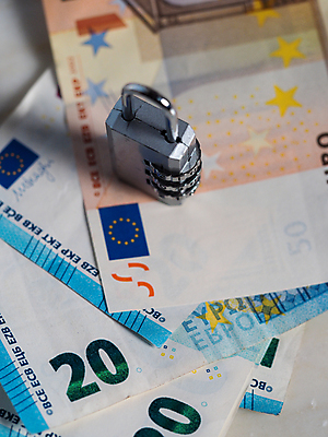 포토 JPG 해외이미지 손 유럽 장갑 돈 손가락 독일 건강 가면 사람없음 금융 경제 파란색 달러 동전 미국 이탈리아 금지 유로 프랑스 시장 질병 자르기 잠금 대출 빚 라텍스 예산 우울증 위기 유럽연합 자금 제어 유대감 해외포토 잡화 나라 컬러 북아메리카 의학 모션 신체부위 재산 보안 파일형식 이미지허브