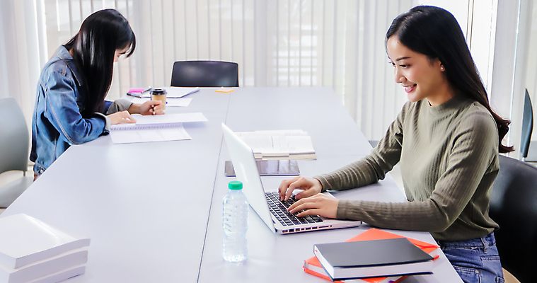 포토 JPG 해외이미지 백인 학생 라이프스타일 여자 교육 행복 아시아 커피 백그라운드 인터넷 비즈니스 통신 학교 성공 모바일 사람 앉기 동양인 성인 두명 10대 책 노트북 스마트폰 스터디 컴퓨터 독서 디지털 공책 시험 업무 네트워크 무선전화기 대학교 온라인 프리랜서 해외포토 서양인 직업 감정 나라 음료 컨셉 모션 청소년 문구용품 인종 생활 전자제품 핸드폰 스마트기기 학습 작업 전화기 파일형식 이미지허브