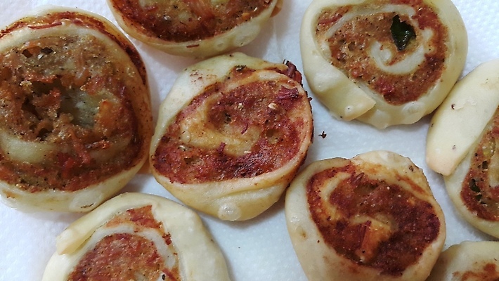 포토 JPG 해외이미지 전통 음식 토마토 치즈 피자 나선형 육류 요리 사람없음 목재 크래커 쿠키 케이크 껍질 신선 굽기 먹기 허브 향신료 햄 퍼프 롤 레시피 추수감사절 뷔페 페스츄리 핸드메이드 해외포토 나무 식물 기독교 빵 무늬 채소 식재료 재료 모션 디저트 유제품 패스트푸드 서양음식 구이 향미료 파일형식 이미지허브