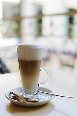 포토 JPG 해외이미지 커피 음료 음식 백그라운드 유리 탁자 아침 디저트 따뜻함 사람없음 목재 컵 갈색 식당 초콜릿 숟가락 어둠 거품 카페 우유 머그컵 흰색 칵테일 뜨거움 달콤 맛 아침식사 큼 설탕 크림 아로마 향 카푸치노 에스프레소 코코아 떨림 단절 라떼 아라비카 카페인 해외포토 주간 나무 식기 컬러 가구 컨셉 재료 모션 재질 유제품 주류 수저 상점 식사 크기 파일형식 이미지허브