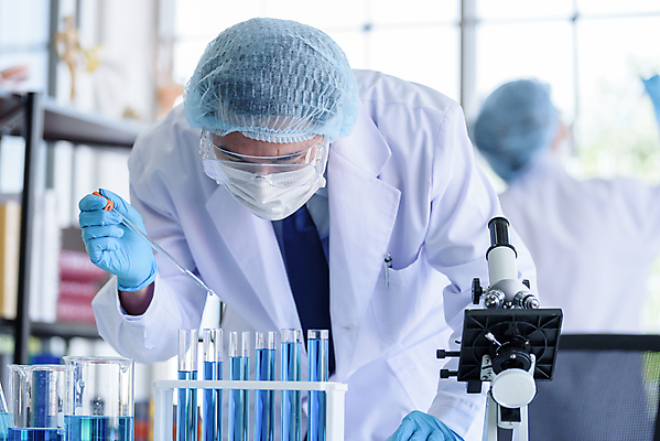 포토 JPG 해외이미지 응시 여자 남자 실험 들기 사람 동양인 성인 두명 앞모습 뒷모습 아웃포커스 실험실 과학자 성인만 해외포토 직업 시선 뷰포인트 과학 모션 촬영기법 인종 학자 파일형식 이미지허브