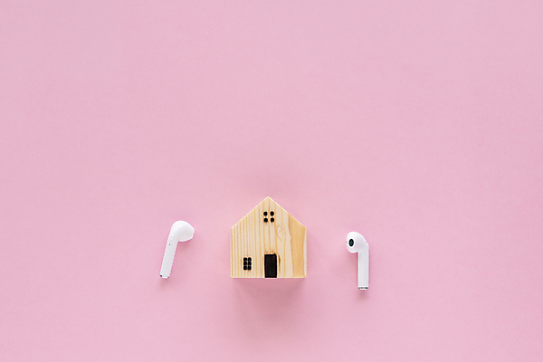 포토 JPG 해외이미지 모델 라이프스타일 행복 음악 이어폰 비즈니스 노래 통신 휴식 주택 실내 안전 사람없음 건물 사무실 헤드폰 소리 듣기 재산 바이러스 무선전화기 예방 전자 오디오 시끄러움 스테레오 고립 뮤지컬 전염병 해외포토 건축물 감정 음향기기 컨셉 모션 문화예술 내부 생활 금융 전자제품 질병 전화기 파일형식 이미지허브